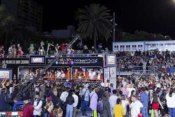  Telde disfruta con el pasacalle de los protagonistas del Carnaval de 'Studio 54'/Lpacarnaval.